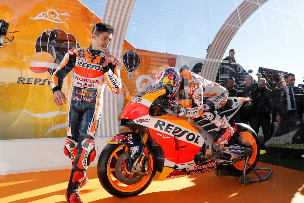 Los pilotos de motociclismo Dani Pedrosa (d) y Marc Márquez (i) explican la importancia de la aerodinámica en la moto.