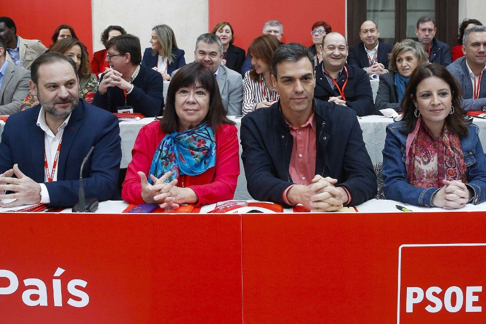 El secretario general del PSOE, Pedro Sánchez (2d), junto a la presidenta, Cristina Narbona (2i); el secretario de Organización, José Luis Ábalos (i), y la vicesecretaria general, Adriana Lastra (d), durante el Comité Federal.