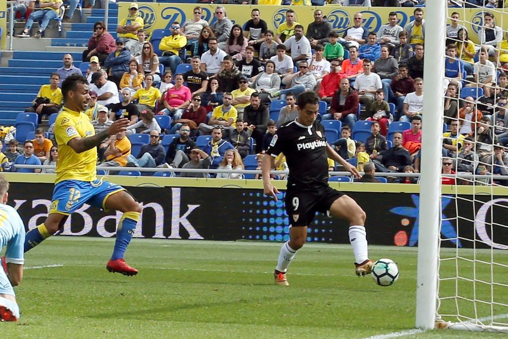 El delantero francés del Sevilla Wissam Ben Yedder (d) marca el primer gol a la UD Las Palmas.