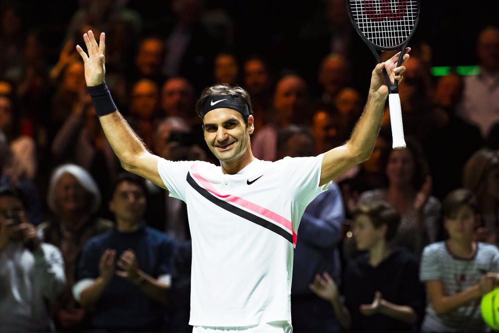 Roger Federer celebra tras vencer al italiano Andreas Seppi en el partido de semi finales en el torneo de Rotterdam.