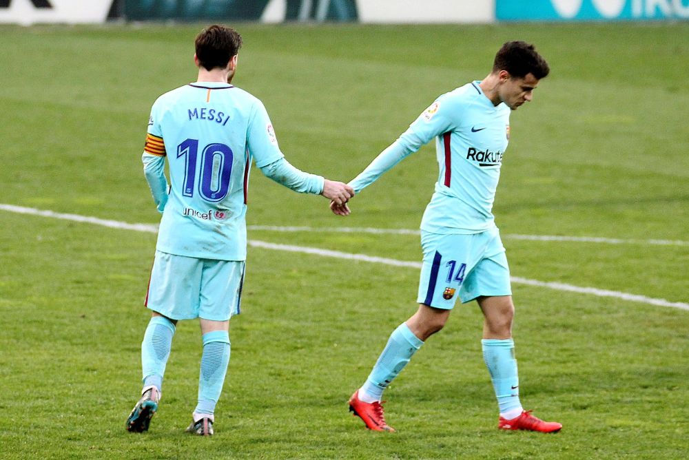 Los jugadores del FC Barcelona, Lionel Messi y el brasileño Philippe Coutinho al finalizar el partido disputado en el estadio de Ipurúa de Eibar (Guipúzcoa).
