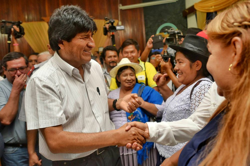 Evo Morales saluda a los asistentes a su llegada a la firma de un acuerdo sobre medicina nuclear firmado por la Agencia Boliviana de Energía Nuclear (ABEN) y la empresa estatal argentina de tecnología punta INVAP.