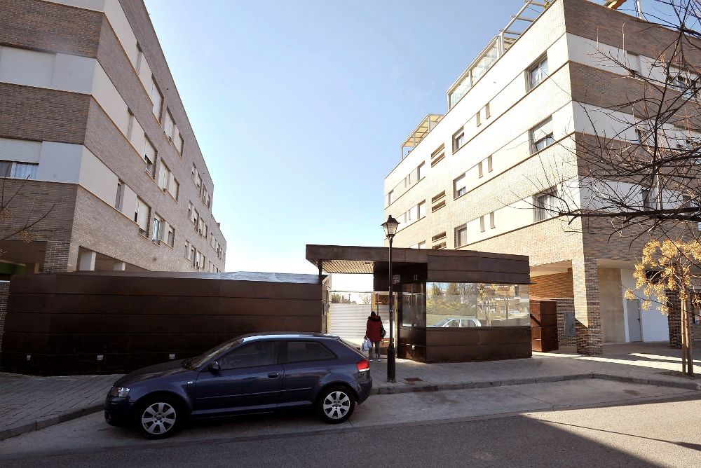 En la foto, fachada de un edificio de viviendas en Albacete donde se ha llevado a cabo uno de los registros de esta operación.