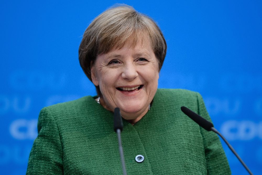 La canciller alemana, Angela Merkel, sonríe mientras da una rueda de prensa.