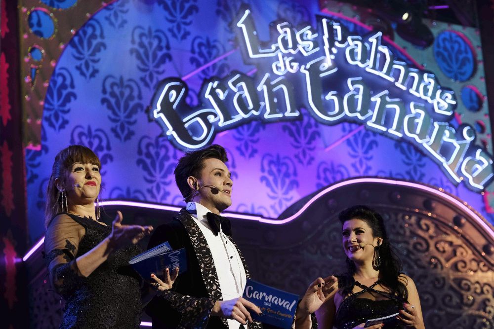 Los presentadores de la gala de elección de Drag Queen 2018 del Carnaval de Las Palmas de Gran Canaria 2018, las actrices Yolanda Ramos (i) y Yaneli Hernández (d), y el actor José Carlos Campos.