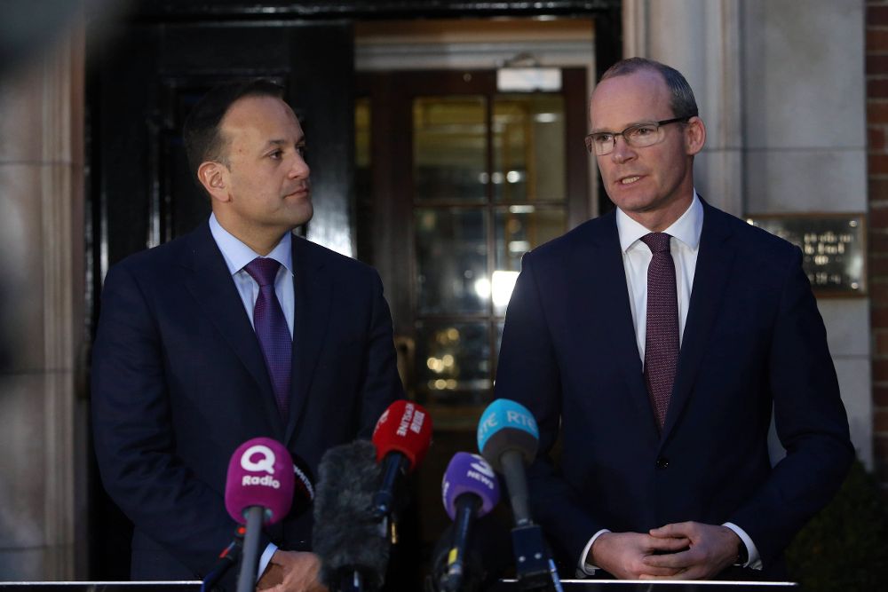 El primer ministro irlandés, Leo Varadkar (i), y su viceprimer ministro, Simon Coveney, ofrecen una rueda de prensa en Stormont, Belfast.