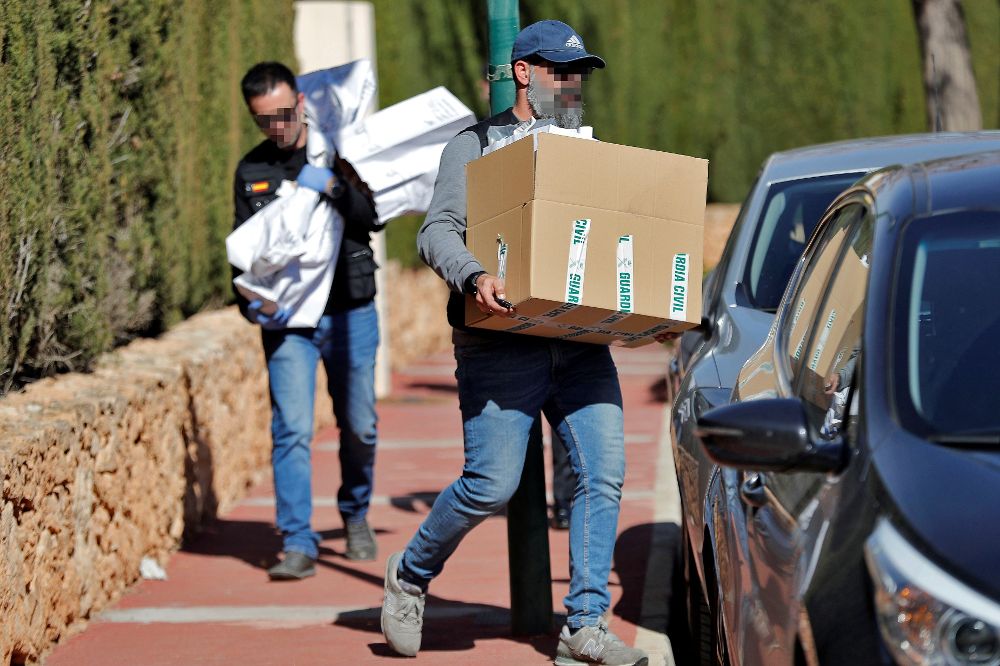 Agentes de la Policía Judicial salen con cajas y diferentes objetos de la vivienda del jugador del Villarreal Rubén Semedo.