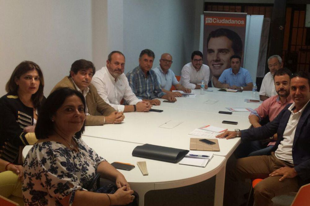 Reunión de cargos de Ciudadanos, con Víctor Pérez Borrego (5º d).