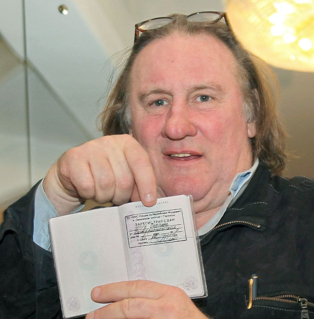 Gerard Depardieu muestra su pasaporte ruso.