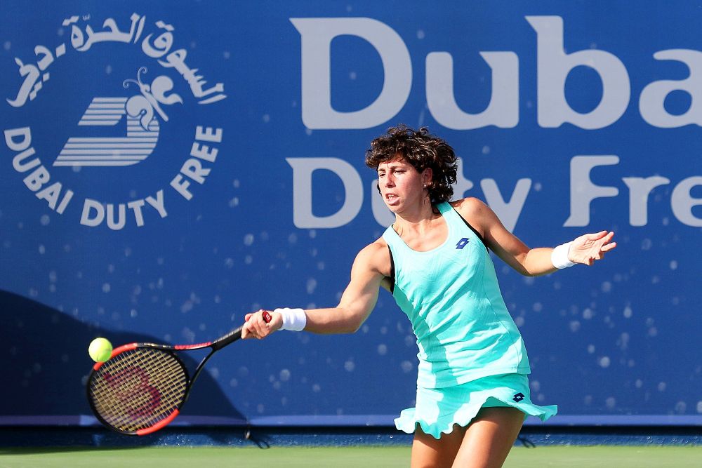 La tenista española Carla Suárez devuelve la bola ante la rusa Sofya Zhuk durante su partido de primera ronda del torneo de tenis de Dubai (Emiratos Árabes Unidos) hoy, 20 de febrero de 2018.
