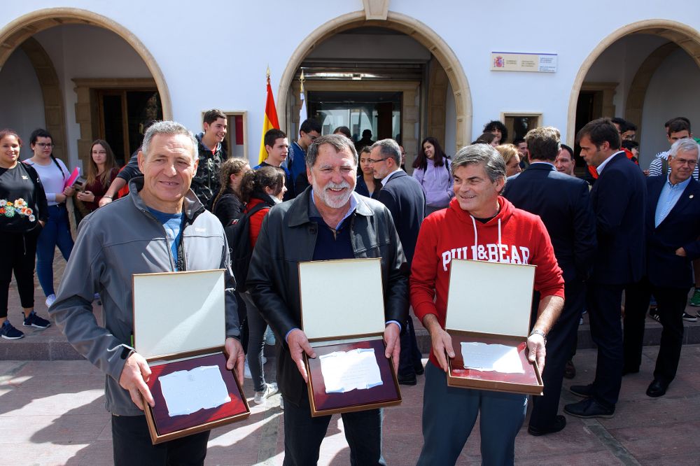 Los profesores del instituto Santo Tomás de Aquino de Fuerteventura Ramón Paniagua (c), Juan José Jiménez (i) y Antonio González reciben el homenaje.