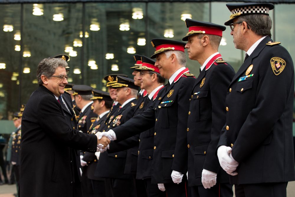 El delegado del Gobierno en Cataluña, Enric Millo, saluda a varios mandos de los Mossos d'Esquadra a su llegada al acto de celebración del 194 aniversario de la Policia Nacional.