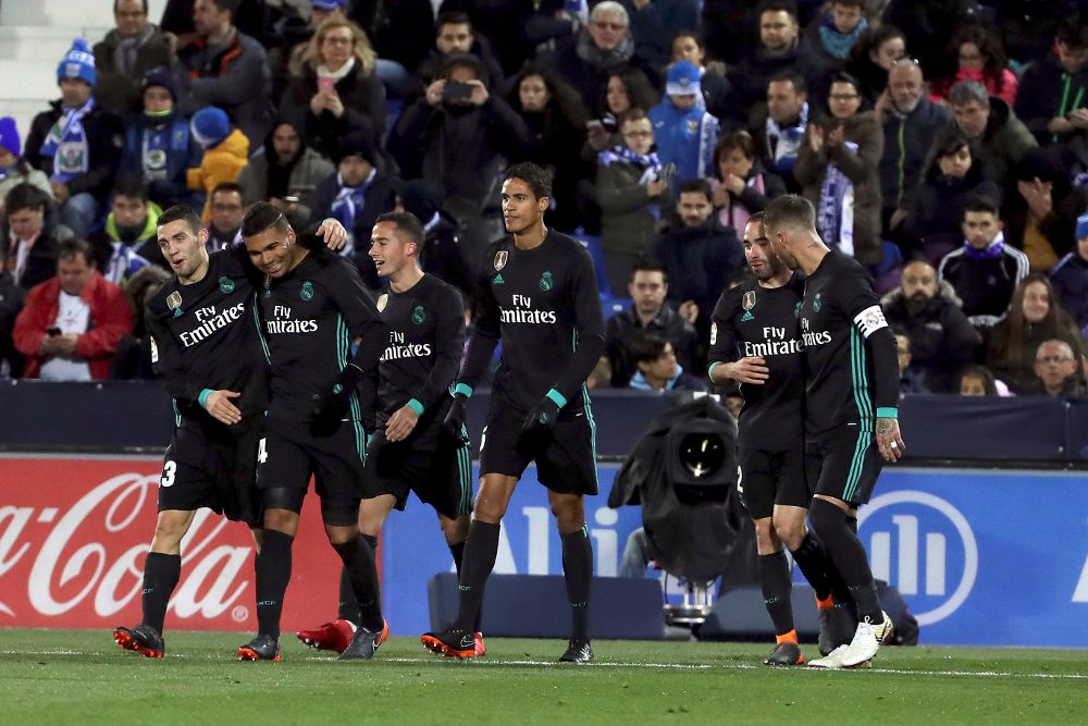 Jugadores del Real Madrid celebran el gol de Casemiro en su encuentro contra el Leganés, durante el partido correspondiente con la jornada 16 que se disputa esta tarde en el Estadio del Butarque, en Leganés.