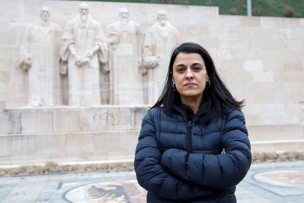Anna Gabriel posa frente al monumento del Parque de los Bastiones en Ginebra (Suiza).