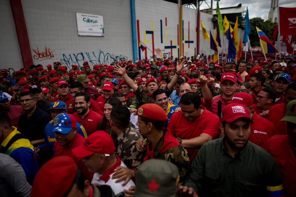 Diosdado Cabello (c) en una movilización.
