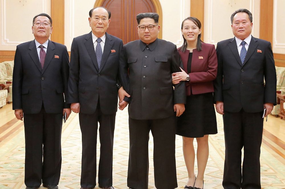 El líder norcoreano, Kim Jong-Un (c), con los miembros de la delegación de alto nivel norcoreana que visitó Corea del Sur para asistir a la ceremonia de inauguración.