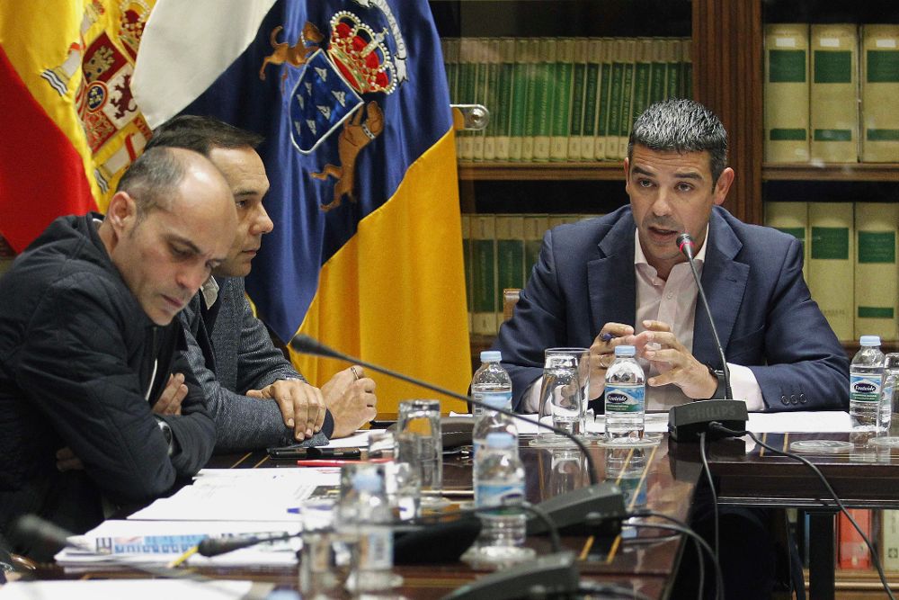 El consejero de Agricultura, Ganadería, Pesca y Aguas del Gobierno de Canarias, Narvay Quintero (d), hoy, en comisión parlamentaria.