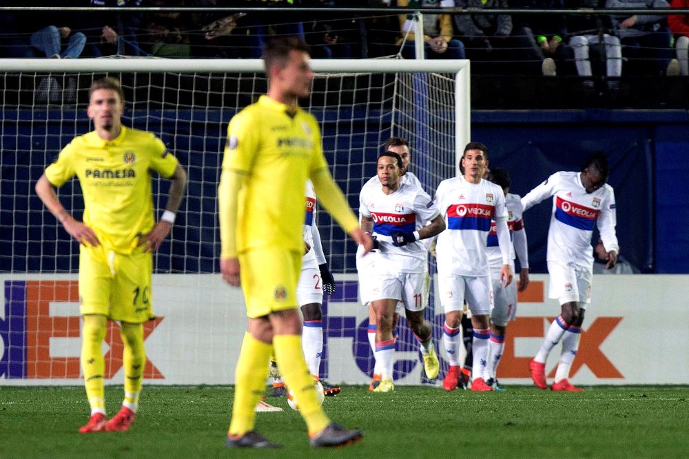 Los jugadores del Olympique de Lyon,festejan su triunfo contra el Villareal, tras el partido de vuelta de dieciseisavos de final de la Liga Europa que se disputa esta noche en el estadio de la Cerámica.