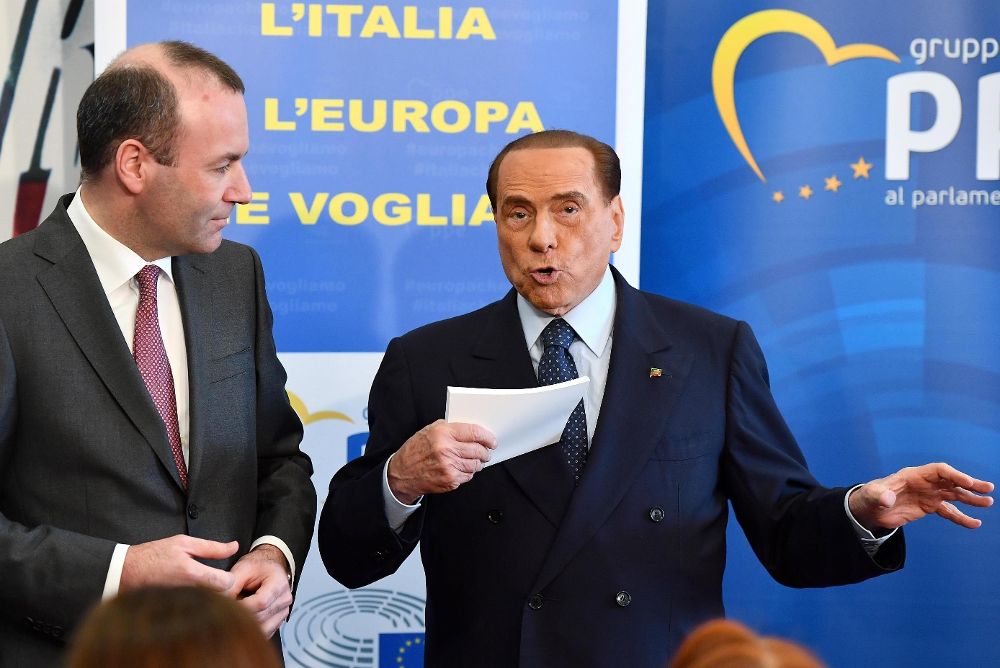 El líder del partido italiano Forza Italia, Silvio Berlusconi (d).