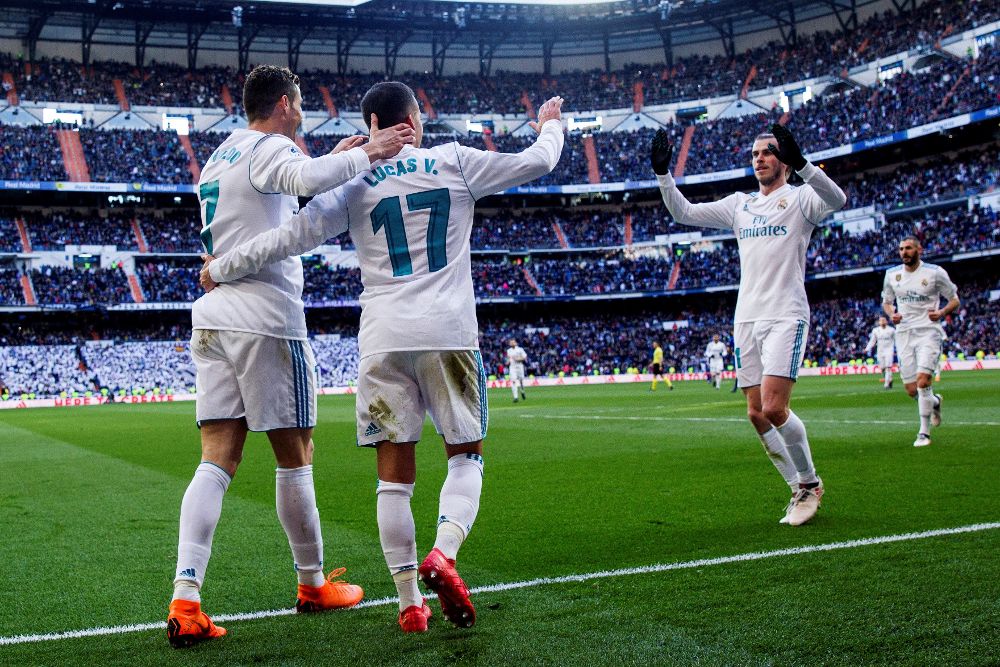 El delantero portugués del Real Madrid Cristiano Ronaldo (i), el centrocampista Lucas Vázquez (c) y el delantero Galés Gareth Bale (d), festeja un gol durante el partido contra el Deportivo Alavés, en la jornada 25 de La Liga celebrado en el estadio Santiago Bernabéu.