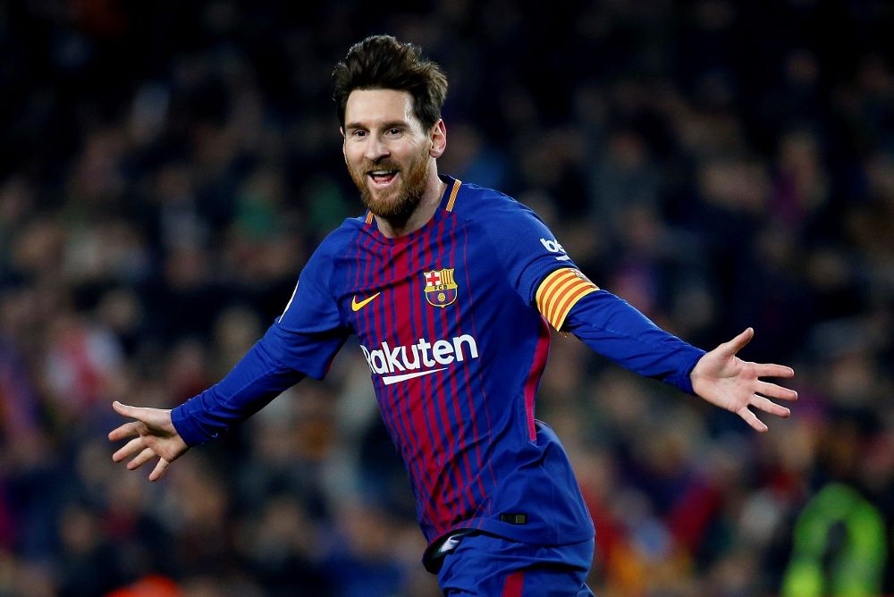 El delantero del FC Barcelona Leo Messi celebra tras marcar el tercer gol ante el Girona, durante el partido de Liga en Primera Divisón que se disputa esta noche en el Camp Nou, en Barcelona.