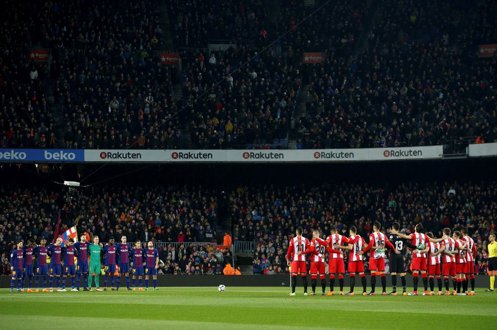 Los jugadores del Girona y del Barcelona guardan un minuto de silencio en memoria de Inocencio Alonso en un partido de liga.