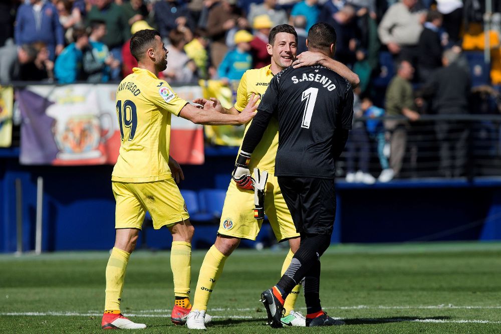 Jugadores del Villareal Daniele Bonera felicitan al portero Sergio Asenjo después de parar los dos penaltis durante el partido contra el Getafe.