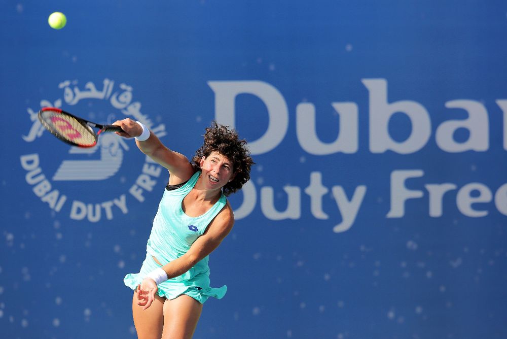 La tenista española Carla Suárez ante la rusa Sofya Zhuk durante su partido de primera ronda del torneo de tenis de Dubai.