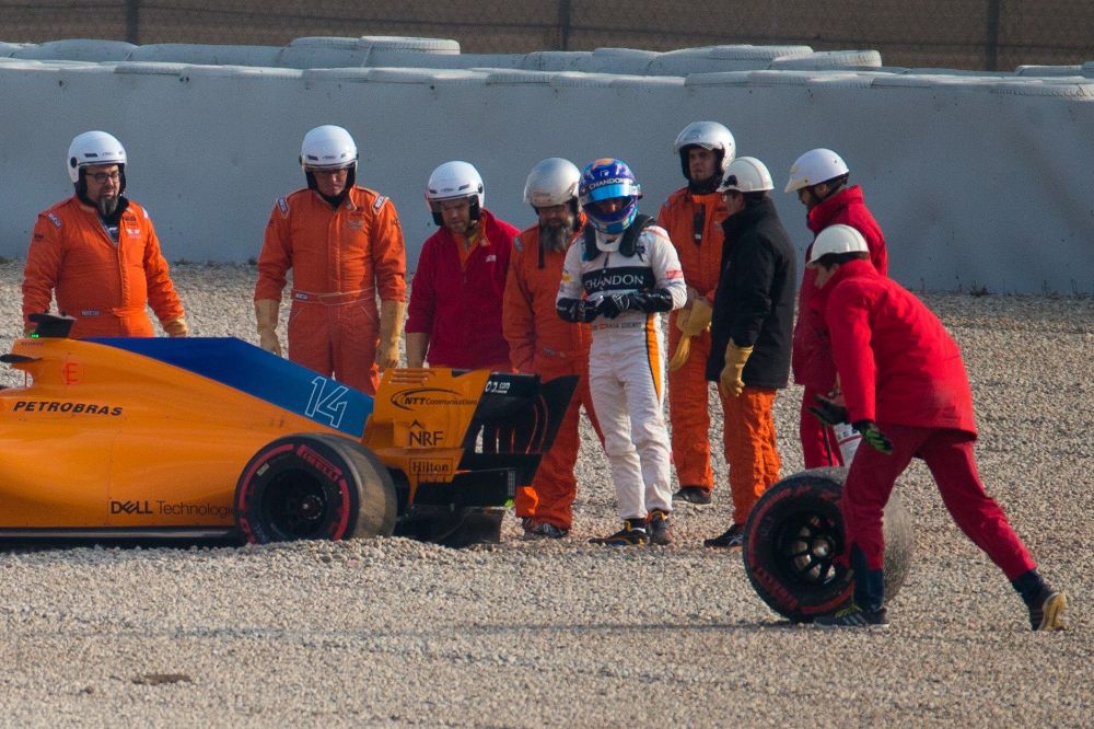 El piloto español de McLaren Mercedes abandona su MCL 33 tras salirse de pista en la curva antes de la recta de llegada.