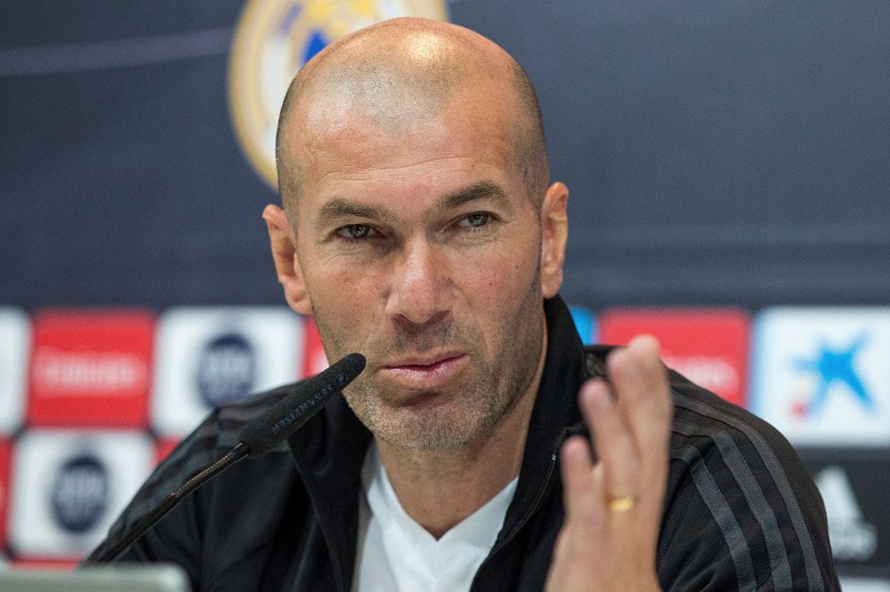El entrenador del Real Madrid, Zinedine Zidane, durante la rueda de prensa que ha ofrecido esta mañana tras el entrenamiento del equipo blanco en la Ciudad del Fútbol de Valdebebas.