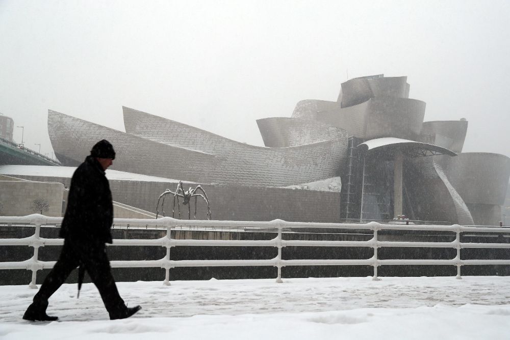 El museo Guggenheim de Bilbao, cubierto de nieve, hoy, miércoles.