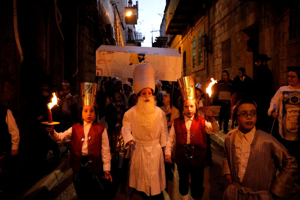 Decenas de judíos ultraortodoxos participan en una procesión con motivo de la celebración de la fiesta de Purim en Jerusalén, ayer, día 27.