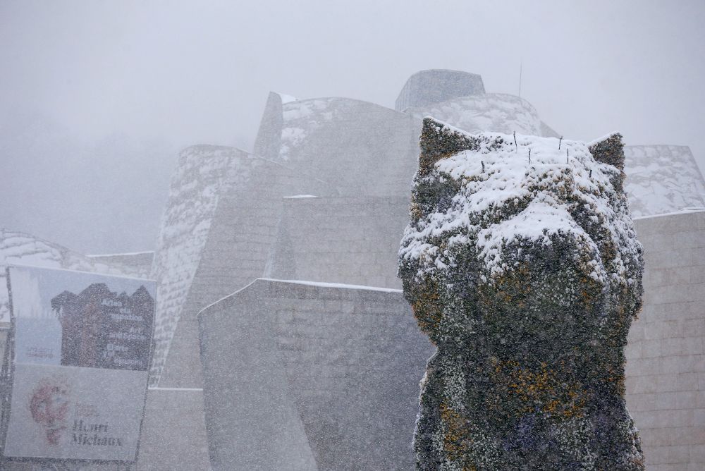 La escultura instalada junto al museo Guggenheim de Bilbao, cubiera de nieve. 