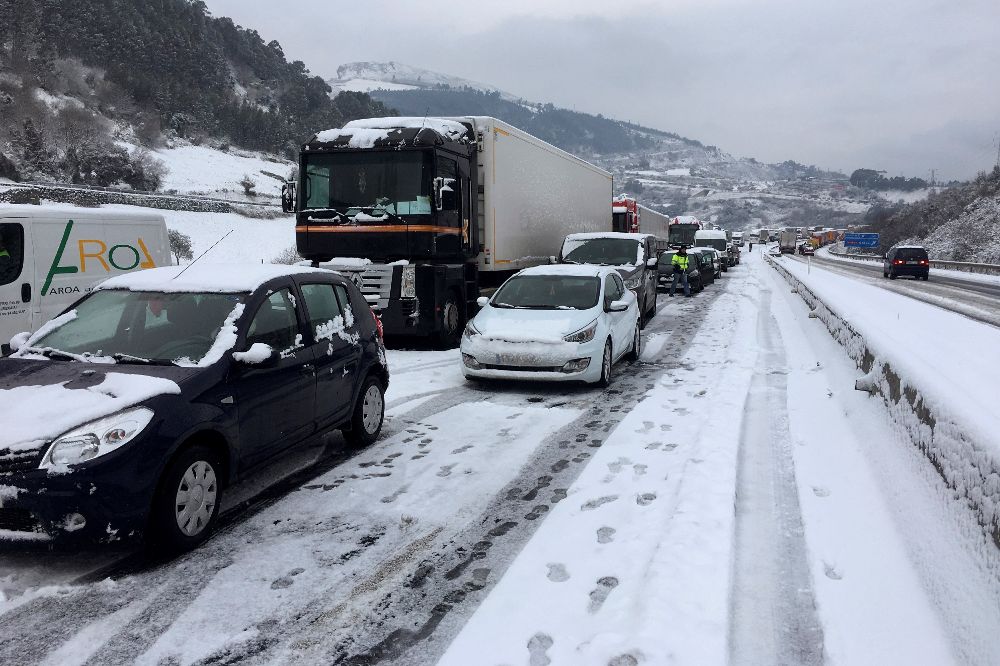 La nieve está causando dificultades en la autovía A-8, que registra retenciones en varios tramos y está cortada entre Castro Urdiales y Allendelagua, mientras que la A-67 está cerrada al tráfico para camiones entre Mataporquera y Molledo.
