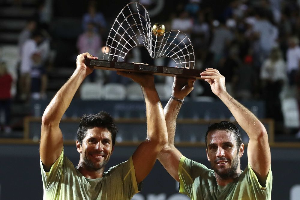 Los tenistas David Marrero y Fernando Verdasco de España celebran su victoria en la final de dobles en el Abierto de tenis de Río de Janeiro.