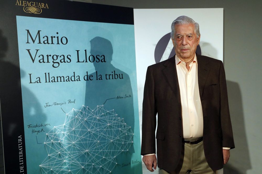 El premio nobel de literatura hispano-peruano durante la presentación de su nuevo libro, "La llamada de la tribu", en la Casa de América de Madrid.