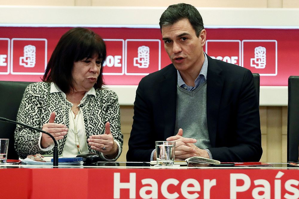 El secretario general del PSOE, Pedro Sánchez, y la presidenta del PSOE, Cristina Narbona, durante la reunión de la Comisión Permanente del partido.