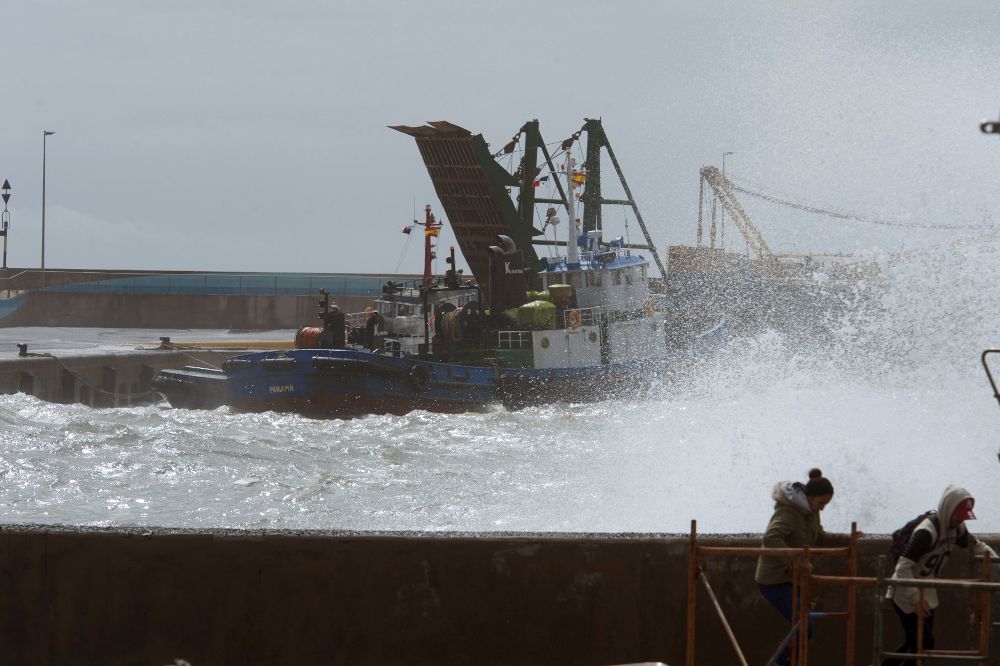 Barcos de carga con maquinaria pesada en el muelle de Gran Tarajal. Las islas de Lanzarote y Fuerteventura están registrando las incidencias más importantes provocadas por la borrasca Enma.