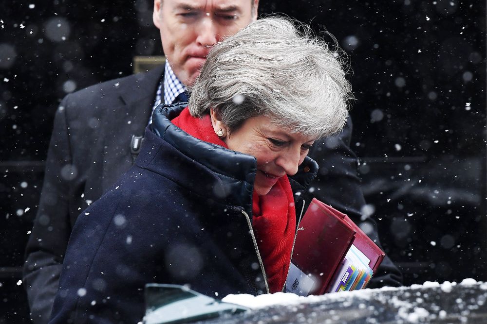 La primera ministra británica, Theresa May, abandona el número 10 de Downing Street para asistir a una sesión de control en el Parlamento británico.