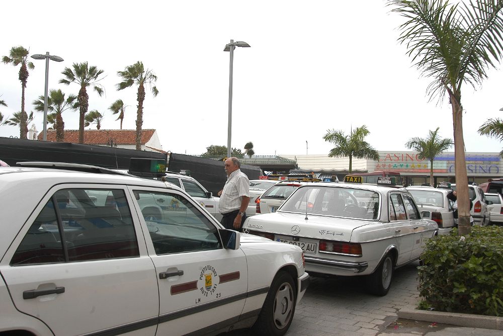 El conflicto de las empresas de vehículos con conductor es siempre con el sector de taxi. En la imagen de archivo, para en el Puerto de la Cruz.