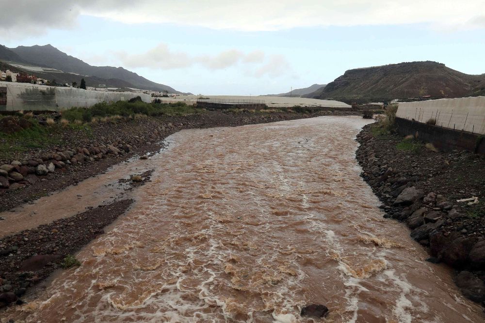 El agua de la lluvia corre por el barranco de La Aldea de San Nicolás, en el oeste de Gran Canaria.