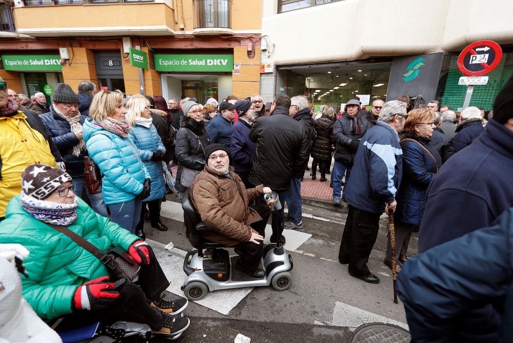 Varios centenares de jubilados han vuelto a salir a la calle hoy en Zaragoza, en mayor número que en anteriores convocatorias.