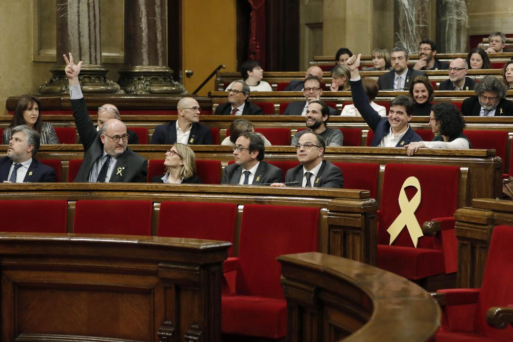 Diputados de Junts per Catalunya y ERC, durante el pleno del Parlament de Cataluña convocado hoy.