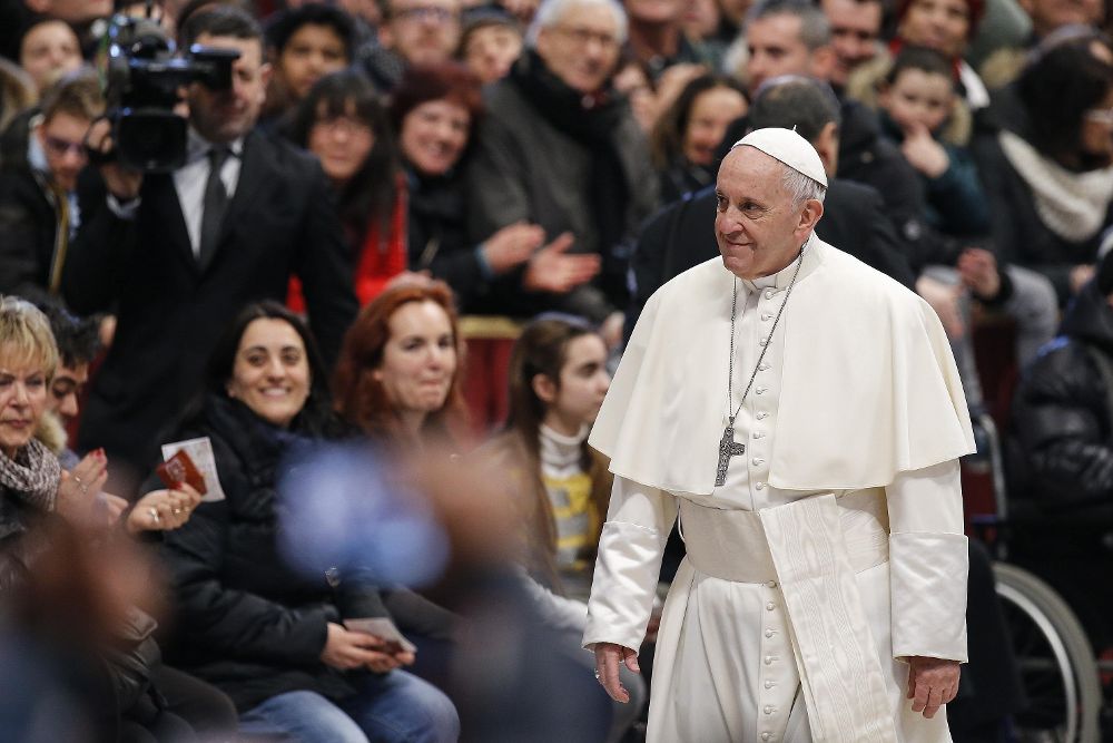 El papa Francisco llega para la segunda parte de su audiencia general de los miércoles en la Basílica de San Pedro.