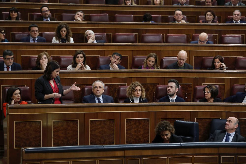 La portavoz parlamentaria del PSOE, Margarita Robles, de pie, en medio de su grupo, en un pleno del Congreso.