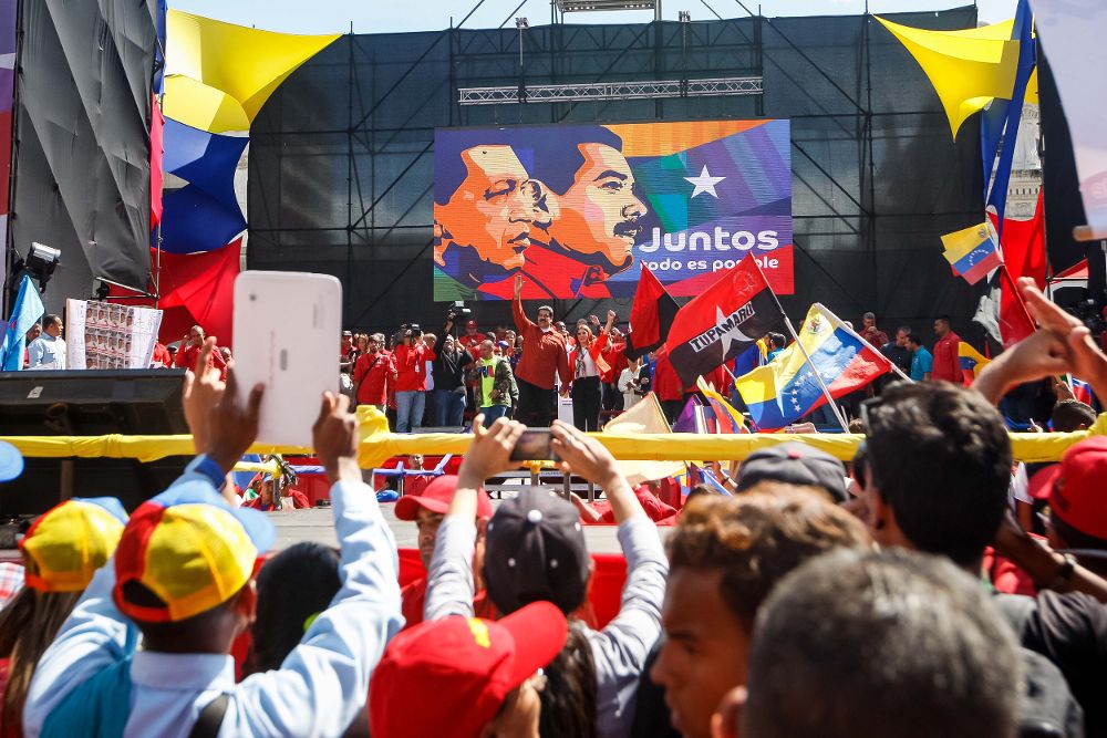 El presidente de Venezuela, Nicolás Maduro (en el escenario), participa en un acto con simpatizantes.