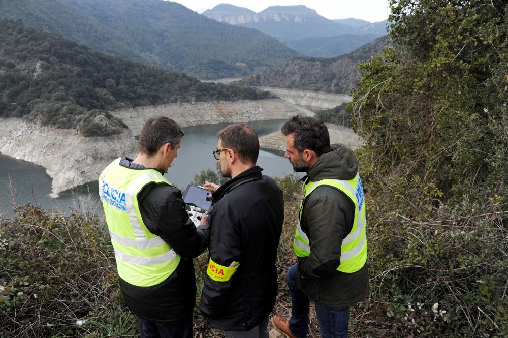 Mossos d'Esquadra durante la reconstruccion que han realizado hoy del doble crimen del pantano de Susqueda (Girona).