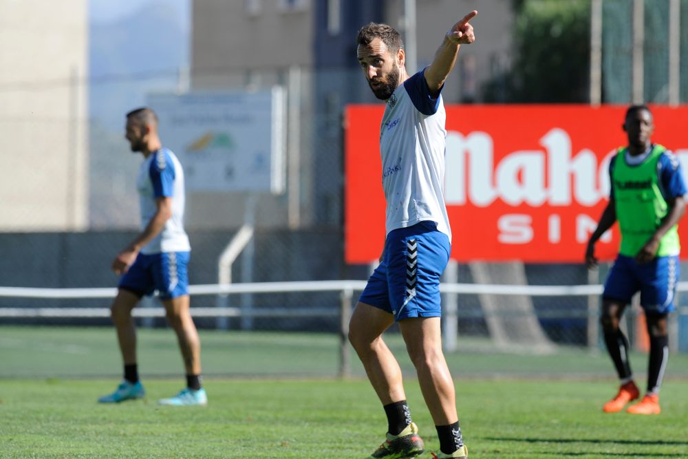 El jugador del CD Tenerife reconoce que hubo unas expectativas al principio de temporada que no eran realistas.