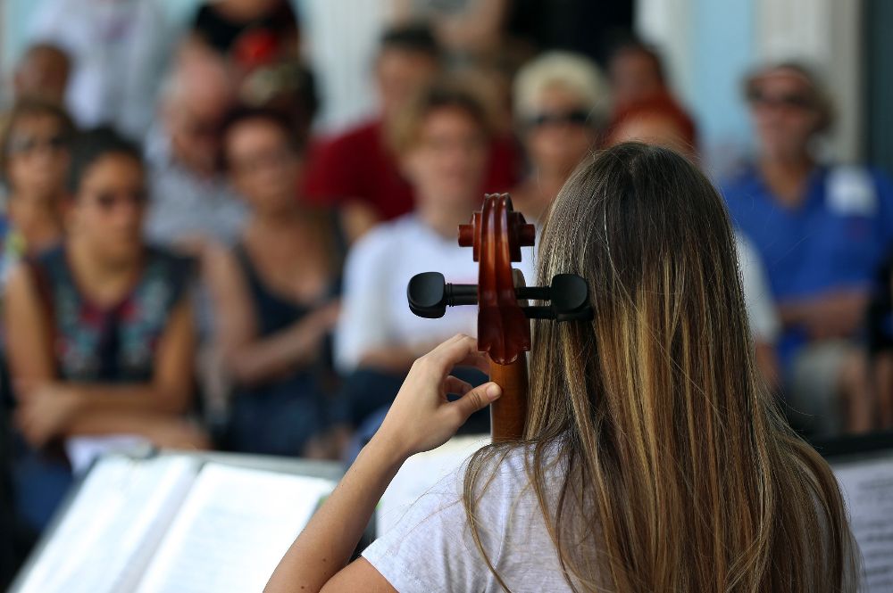 Jóvenes músicos, integrantes del cuarteto de cuerda Alma, interpretan música de Mozart en un portal del centro histórico de La Habana (cuba).
