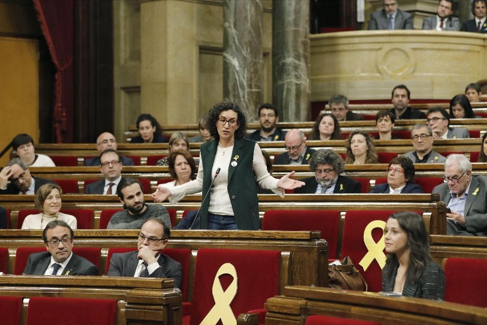 La diputada de ERC, Marta Rovira (c), durante el último pleno del Parlament de Cataluña.